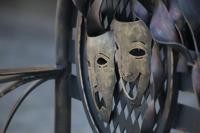 У центрі Мукачева встановлюють незвичну лавицю – 07