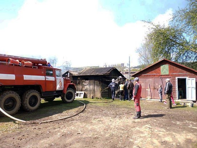У Воловці горіли підсобні приміщення – 01