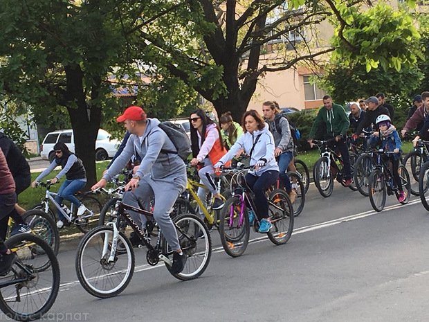 Вулицями Ужгорода проїхались близько сотні велосипедистів – 06