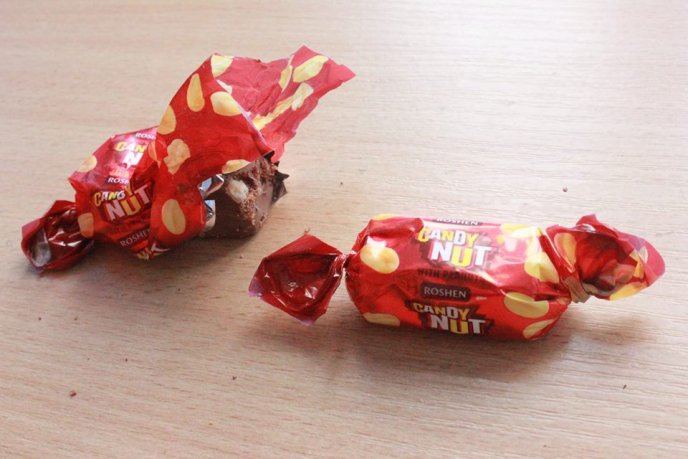 Мукачівка, куштуючи "президентські" цукерки, виявила хробаків – 06