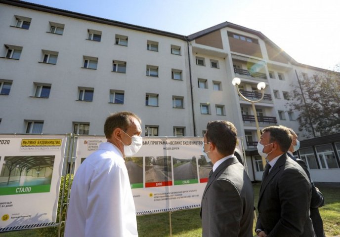 Зеленський у Берегові оглянув лікарню і зробив селфі з медиками – 03