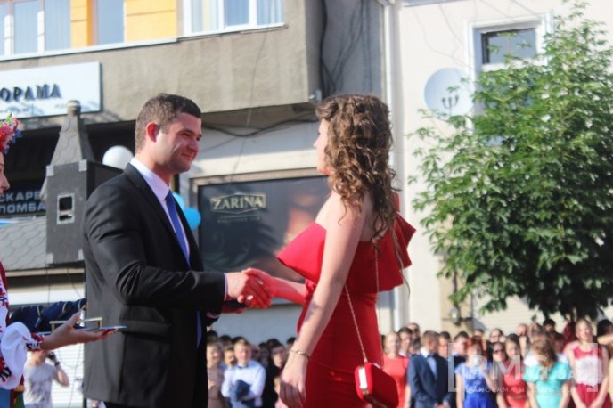 На центральній площі Мукачева проходить "Свято випускників – 2016"  – 24