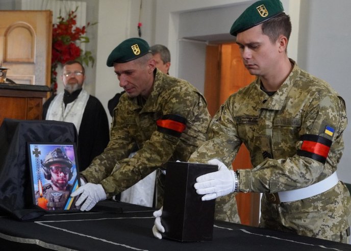 На Закарпатті попрощались із Героєм, який захищав Україну з початку повномасштабного вторгнення – 04 На Закарпатті попрощались із Героєм, який захищав Україну з початку повномасштабного вторгнення – 04