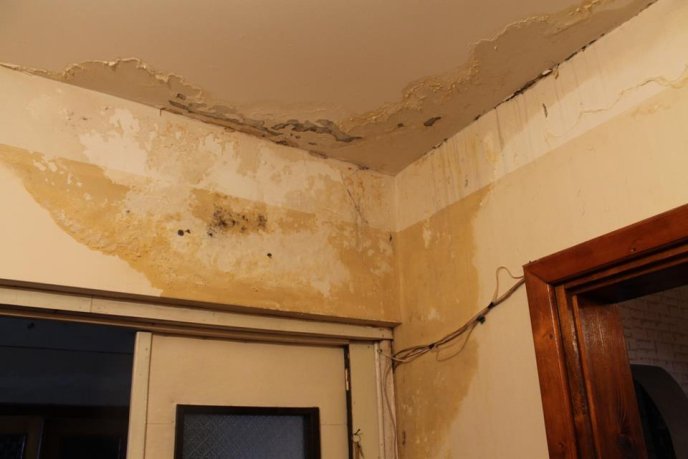 Мешканці мукачівської багатоповерхівки по вулиці Гойди кожну зливу зустрічають з тазиками та відрами (ФОТО)  – 10