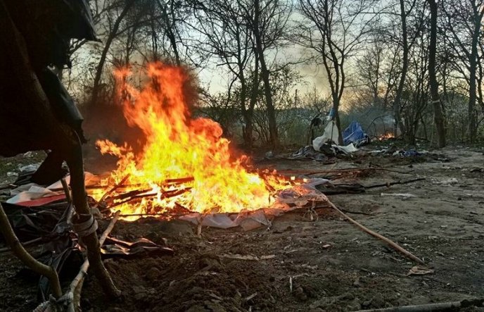У Києві націоналісти спалили табір ромів із Закарпаття – 02