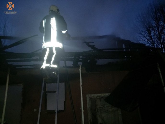 На одній із вулиць Мукачева удосвіта вирувала пожежа – 02 На одній із вулиць Мукачева удосвіта вирувала пожежа – 02