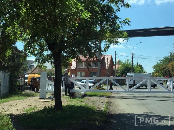 У Мукачеві на вулиці Підгорянській встановлюють новий обмежувач руху великогабаритного транспорту – 01