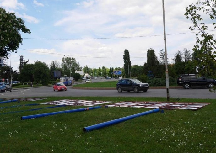 Обласний центр звільняють від білбордів – 02