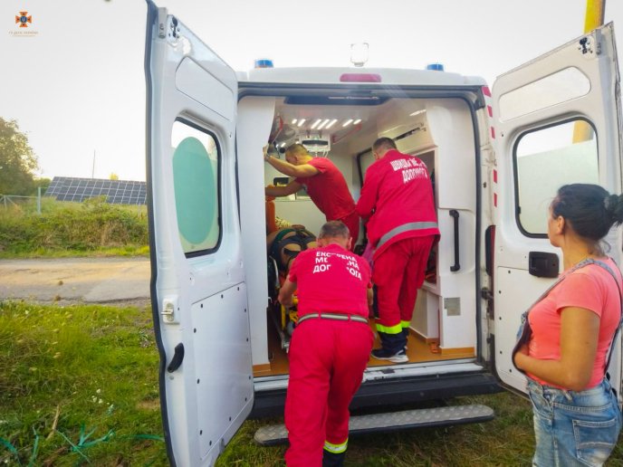 Рятувальники показали фото ДТП, в якій автівка потрапила під потяг – 04