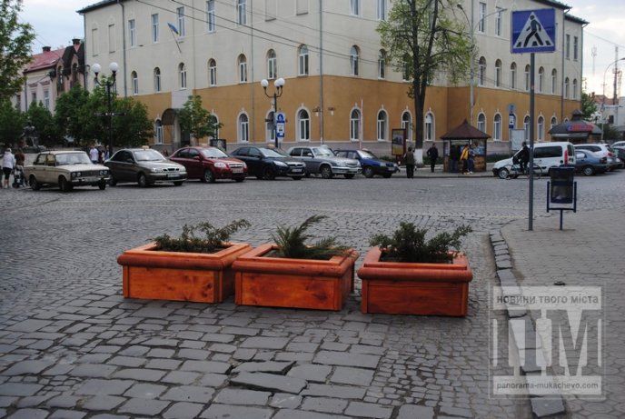 На вулиці Ілони Зріні у Мукачеві посеред дороги встановили декоративні клумби (ФОТО) – 03