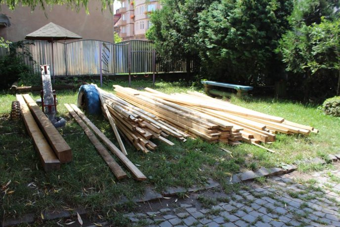 На одній з багатоповерхівок Мукачева відремонтують дах – 07