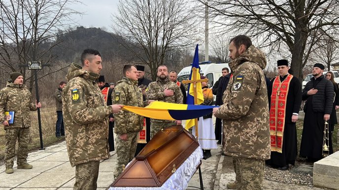 На Закарпатті люди навколішках проводжали Героя в останню путь – 01