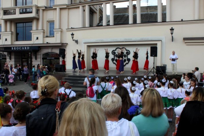 В Ужгороді з нагоди Міжнародного дня танцю відбувся концерт та танцювальний флешмоб – 02