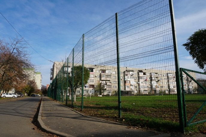 У Мукачеві в НВК №11 відкрили міні-футбольне поле – 07 У Мукачеві в НВК №11 відкрили міні-футбольне поле – 07