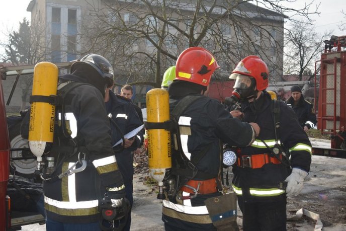 Закарпатські вогнеборці рятували людей у задимленому приміщенні – 02