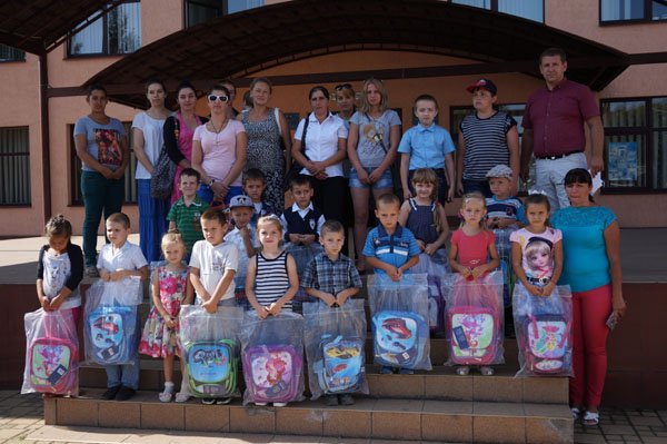 В рамках благодійної акції до Дня знань нові ранці отримали близько 3800 першокласників Тячівщини та Рахівщини – 16 В рамках благодійної акції до Дня знань нові ранці отримали близько 3800 першокласників Тячівщини та Рахівщини – 16