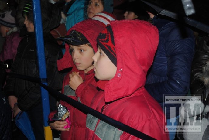 У Мукачеві святковими вогнями запалили головну новорічну красуню міста (ФОТОРЕПОРТАЖ) – 03 У Мукачеві святковими вогнями запалили головну новорічну красуню міста (ФОТОРЕПОРТАЖ) – 03