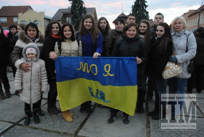 У Мукачеві запалили найбільший герб України на Закарпатті (ФОТОРЕПОРТАЖ) – 05