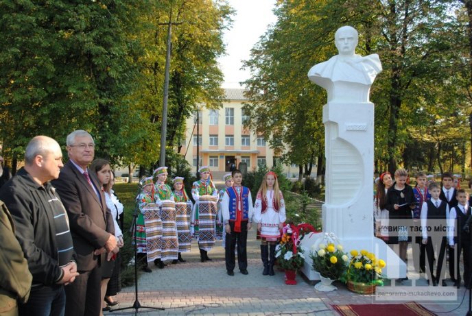 В час кризи у Мукачеві відкрили ще один пам’ятник Тарасу Шевченку (ФОТОРЕПОРТАЖ) – 10