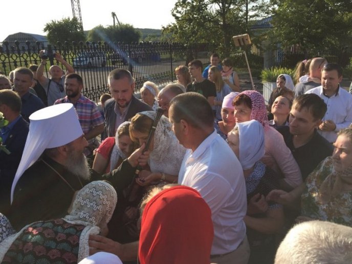 Як в аеропорту "Ужгород" предстоятеля УПЦ МП митрополита Онуфрія зустрічали  – 12