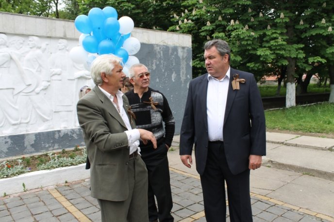 Мукачівські діти покладали квіти до вічного вогню (ФОТОРЕПОРТАЖ) – 02