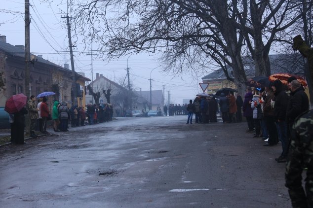 Великоберезнянці на колінах зустріли свого земляка, який загинув у зоні АТО (ФОТО) – 04