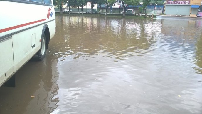 Через сильні зливи затопило автовокзал Сваляви – 02