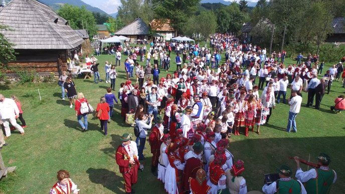 На колоритну "Закарпатську свальбу" прийшло кілька тисяч гостей – 09