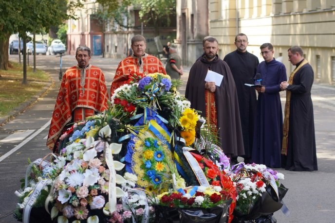 Був щирим та життєрадісним: в області провели в останню путь військового – 05