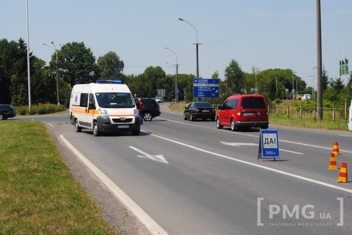Біля поста ДАІ у Мукачеві джип зіткнувся з мікроавтобусом – 01