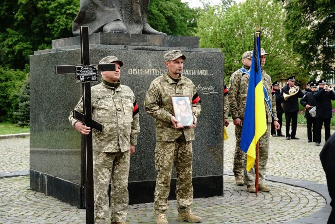 В Ужгороді поховали Героя, який минулого року мобілізувався та пішов захищати Україну – 03 В Ужгороді поховали Героя, який минулого року мобілізувався та пішов захищати Україну – 03