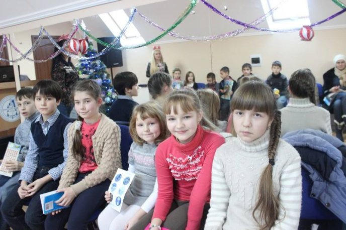 Діти переселенців зі Сходу отримали подарунки до Різдва – 02