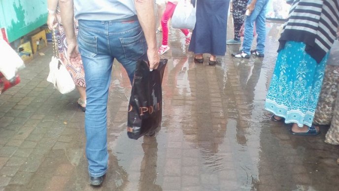 Після зливи одна з центральних вулиць Мукачева перетворилася на озеро – 05