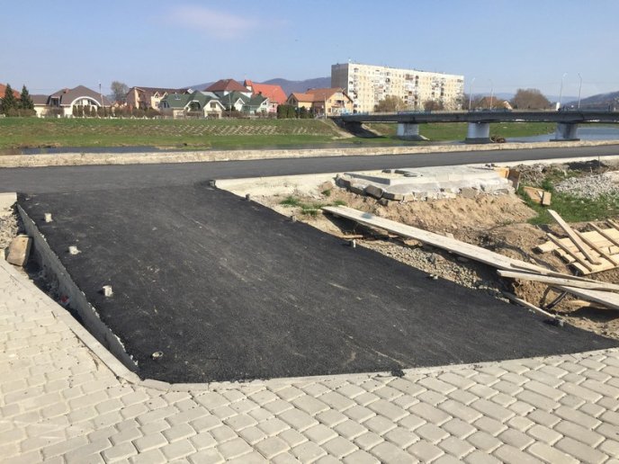 У Мукачеві на набережній роблять велодоріжку – 03