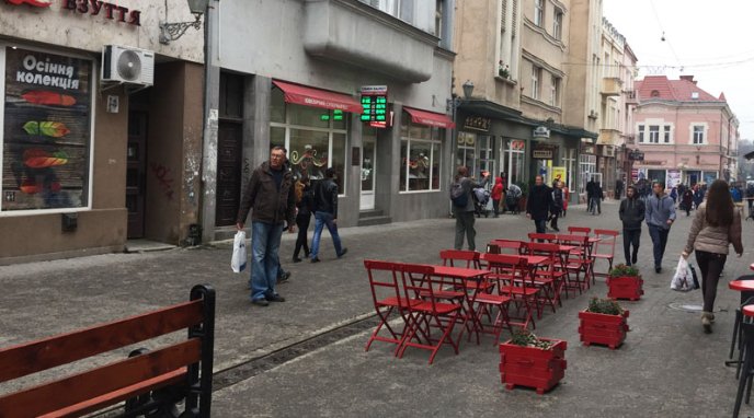 В Ужгороді знімають відому програму, у якій шукають людей – 03