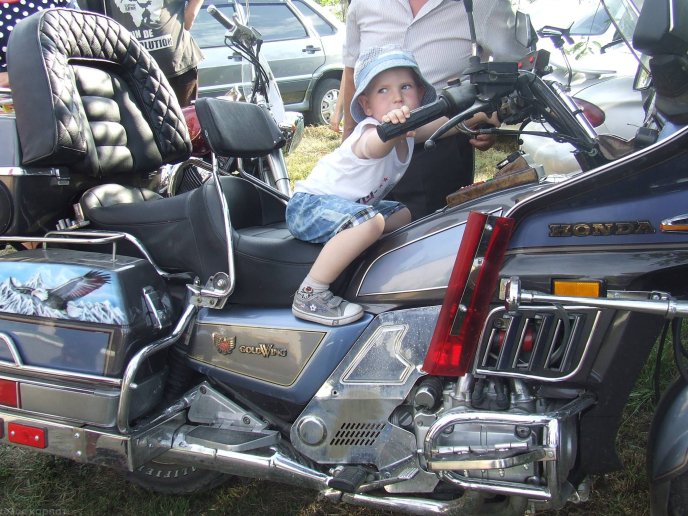 Вершник у рясі: у Берегові живе і працює священик-байкер  – 03