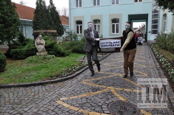 У Мукачеві відбувся соціальний флешмоб, в рамках якого розбили телевізор (ФОТО) – 11