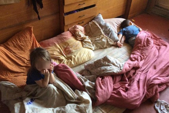 У Мукачеві у горе-матері правоохоронці забрали шістьох дітей – 02 У Мукачеві у горе-матері правоохоронці забрали шістьох дітей – 02