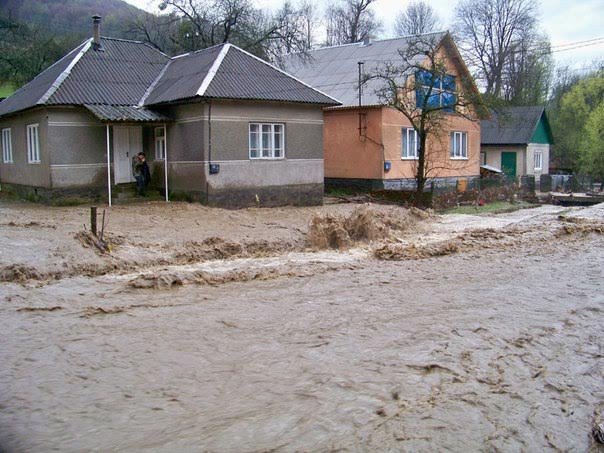 На Свалявщині піднялась вода: знищено переходи та асфальтове покриття – 02