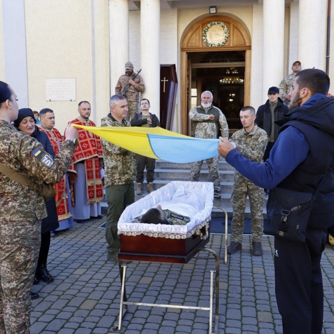 Мукачево в жалобі попрощалось з молодим воїном, яких поляг на війні – 02 Мукачево в жалобі попрощалось з молодим воїном, яких поляг на війні – 02