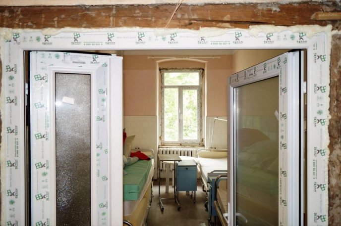 У Мукачівській ЦРЛ замінюють вікна та двері – 02