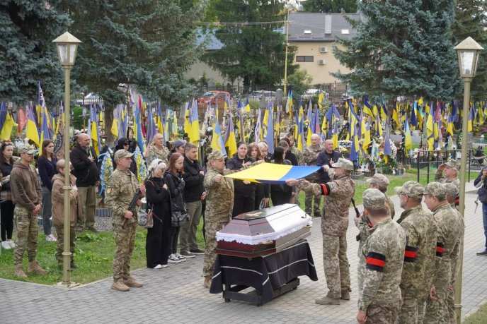 Захиснику було лише 49 років: в Ужгороді попрощались із померлим військовим – 01 Захиснику було лише 49 років: в Ужгороді попрощались із померлим військовим – 01