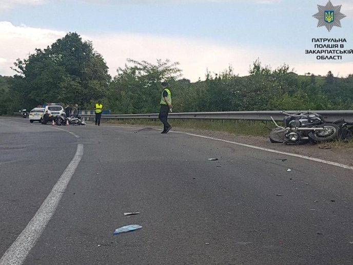 Жахлива ДТП на трасі "Київ-Чоп": "Mercedes" зіткнувся із двома мотоциклами – 06