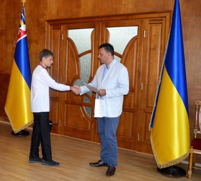 У Закарпатській ОДА відзначили найуспішніших випускників краю – 04