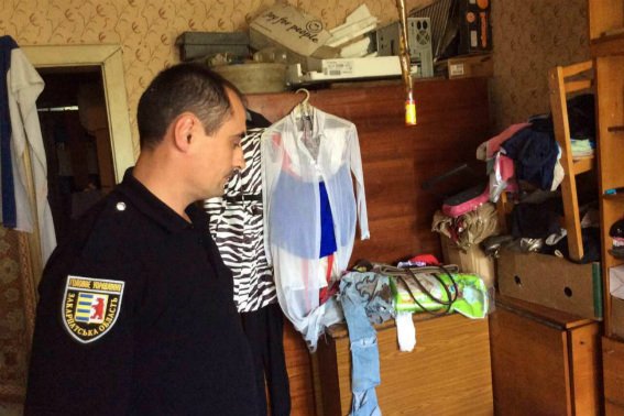 У Мукачеві у горе-матері правоохоронці забрали шістьох дітей – 05 У Мукачеві у горе-матері правоохоронці забрали шістьох дітей – 05