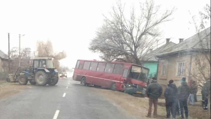 Пасажирський автобус "Ужгород-Чернівці", який ледь не врізався у житловий будинок, витягали трактором – 03