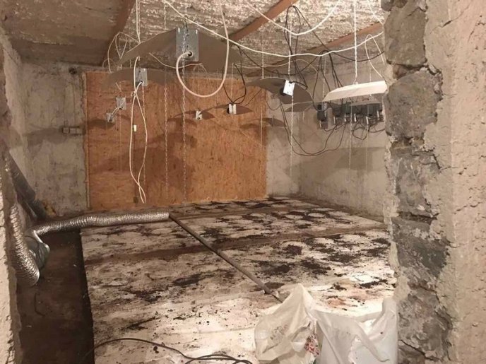 Обшуки у Виноградівському відділенні поліції тривають. Затримано правоохоронця, який "прикривав" наркобізнес – 06 Обшуки у Виноградівському відділенні поліції тривають. Затримано правоохоронця, який "прикривав" наркобізнес – 06