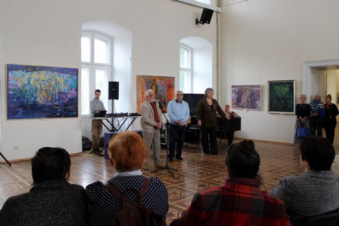 Український живописець та угорська художниця-графік представили свої картини в Ужгороді – 01