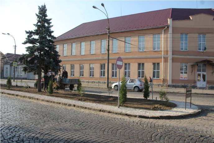 Як у Мукачеві площу Тараса Шевченка облагороджують: фоторепортаж із місця – 02