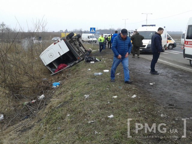 Неподалік Ужгорода жахлива ДТП: мікроавтобус із пасажирами з’їхав у кювет і перекинувся – 03